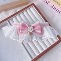 Collare per animali con fiocco a righe rosa, ciondolo a camelia e pizzo bianco - XS / Sciarpa in Pizzo con Fiocco Rosa