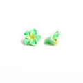 Perle de fleur de plumeria en pâte polymère DIY avec dégradé vert et trou central - Fleur Verte