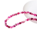 Unregelmäßige rosenrote Achat-Steinperlen für DIY-Schmuck auf einem weißen Teller - Fuchsia