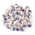 Makroaufnahme von muschelförmigen Keramikperlen mit blau-roter Glasur für DIY-Schmuck - Milchweiß Batiken Stil (13) / 12mm (1,8mm Loch)