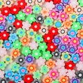Perles fleurs colorées en argile polymère pour création de bijoux sur fond blanc - Fleurs Mixtes