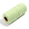 Dettaglio di spago in cotone bicolore verde e bianco 2mm per artigianato e confezioni - Verde chiaro e bianco