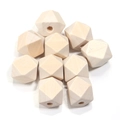 Detail der geometrisch facettierten Naturholzperlen mit Bohrung für DIY-Handwerksprojekte - 2cm (10 Stück/Packung) / Naturholzfarbe