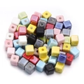 Cuentas cúbicas de cerámica de colores con acabado brillante para crear joyas DIY - 8mm (Agujero 2.5mm) / Multicolor
