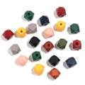 Makroaufnahme bunter matter geometrischer Holzperlen mit Mittelloch für DIY Schmuck - 2cm (10 Stück/Packung) / Dunkle Farbvariante