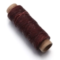 Dunkelroter gewachster 150D Polyesterfaden für Ledernäharbeiten auf Kraftpapierkern - 1mm (50 Yards/Stück) / Rotbraun