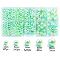 Dettaglio di perle ABS sfumate in verde in una scatola a 10 scomparti con dimensioni - 5#