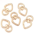Detalle de cierres de mosquetón metálicos en forma de corazón oro rosa para joyas y bolsos - 44*27mm / Dorado