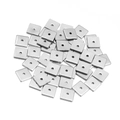 Dettaglio macro di perline distanziatrici quadrate in acciaio inox per gioielli fai-da-te - 4mm / Colore acciaio