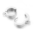 Primer plano de pendientes de aro de acero plateado con ojal para colgantes de bricolaje - 13mm / Color acero