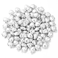 Vue macro de pendentifs cœur argentés polis pour la création de bijoux DIY et colliers - 100 Pièces (Taille Env. 10x8mm) / K Blanc/Argent