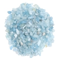 Makroaufnahme von hellblauen Naturkristallsteinen für DIY-Nagelkunst und Deko - 100g Packung / Aquamarin