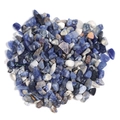 Nahaufnahme von polierten blauen Sodalith-Natursteinen für Schmuck und Dekor - 100g Packung / Blauer Sodalith