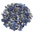 Makroaufnahme von polierten Lapislazuli-Bruchsteinen für DIY-Schmuck und Nagelkunst - 100g Packung / Lapislazuli