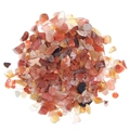 Makroansicht von natürlichem roten Achat und Quarzkristallchips für DIY Schmuck - 100g Packung / Roter Achat