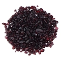 Makroaufnahme von polierten dunkelroten Granat-Natursteinen für DIY-Nagelkunst und Deko - 100g Packung / Granat