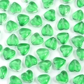 Nahaufnahme von smaragdgrünen Herzperlen aus Glas mit Mittelloch für DIY-Schmuckherstellung - 8mm (50 Stück) / Smaragdgrün
