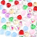 Makroaufnahme von bunten Glas-Herzperlen mit Löchern für DIY-Schmuck und Bastelarbeiten - 8mm (50 Stück) / Mehrfarbig Gemischt