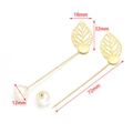 Detailansicht der 72mm Goldblatt-Anstecknadel mit hohlem Design und Perlenakzent - Künstliche Perle Ende / Gold