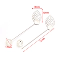 Detailansicht der silbernen Blatt-Anstecknadeln mit 12mm Perlen und 72mm Nadellänge - Künstliche Perle Ende / Silber