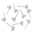 Detail van verzilverde koperen oorknopjes met oogjes voor het maken van eigen sieraden - Ronde Bal Met Ophangspeld - Witte K-kleur / 4mm