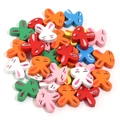 Nahaufnahme bunter Holzperlen in Hasenform mit LOVE-Aufdruck für DIY-Schmuck - 20x19mm (2mm Loch)