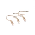 Détail de trois crochets d'oreilles dorés avec ressorts et billes pour bijoux DIY - 200 pièces/paquet / Or KC