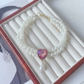 Detailopname van dubbele parelketting voor huisdieren met roze kristallen hart en hanger - XS / Hart Edelsteen