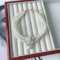 Detailopname van dubbellaagse parelshalsband voor huisdieren met witte camelia hanger - XS / Witte Camelia