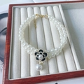 Gedetailleerde close-up van dubbele parelketting voor huisdieren met camelia-hanger - XS / Zwarte Camellia