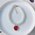 Détail d'un collier de perles pour animaux avec pendentif cœur rouge et fermoir doré - Taille XS (0,5-1,5 kg) / Rouge