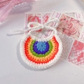 Détail d'un bavoir arc-en-ciel crocheté main pour animaux avec bordure en dentelle - Bavette Arc-en-ciel