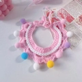 Detail van handgebreide roze en witte huisdierkraag met kleurrijke pluche pompons - Eén maat / Roze Pompon Sjaal
