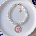 Detalle de collar de perlas para mascotas con colgante de lazo rosa y cierre dorado - Talla XS (0,5-1,5 kg) / Lazo Rosa