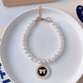 Detalle de collar de perlas para mascotas con colgante de camelia y cierre dorado - Talla XS (0,5-1,5 kg) / Patrón Lazo Blanco