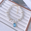 Detalle del collar de perlas para gato con cristal rectangular azul y dorado - XS / Verde azulado