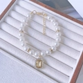 Detalle del collar de perlas para mascotas con colgante rectangular de gema amarilla - XS / Dorado