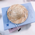 Détail du chapeau en paille pour animaux avec texture en spirale et cordon de serrage blanc - S / Style Naturel Simple