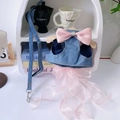 Nahaufnahme der Jeans-Hundegeschirr mit großer rosa Schleife und rosa Tüllrock-Saum - S / Rosa