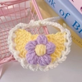 Makro-Detail von handgestricktem Haustier-Lätzchen mit gelbem Herz und lila Blumenakzent - Einheitsgröße (Innerhalb 5kg) / Gelb