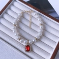 Elegant cat pearl necklace with rectangular red crystal pendant and gold spacers - Red