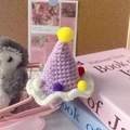 Handgefertigter lila Häkelhut für Haustiere mit bunten Pompons und weißem Rüschenrand - Innerhalb 5kg / Lila Hut