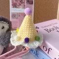 Mini gelber Strickpartyhut mit bunten Pompons für Haustiere und Plüschpuppen - Innerhalb 5kg / Gelbe Mütze