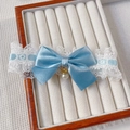 Weiße Spitze Hochzeitsstrumpfband mit hellblauer Satinschleife und Perle - XS / Blau