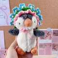 Bambola pinguino in peluche fatta a mano all'uncinetto con cappello floreale rosa morbido - Cappello / Cappello a Fiori Blu
