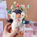 Ciondolo pinguino di peluche con corona di fiori fatta a mano all'uncinetto e becco arancione - Cappello / Cappello a Fiori Multicolore