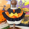 Dettaglio della bavaglia di Halloween per animali con stampe di zucca su manichino bianco - S / Sciarpa con Volant Arancione