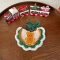 Detalle del collar navideño tejido para mascotas con oso de jengibre en bandeja madera - Talla única / Babero Verde Oso Navidad