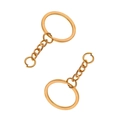 Dettaglio di due portachiavi in ferro piatto dorato con catenelle e anelli aperti - Portachiavi Oro + Anello
