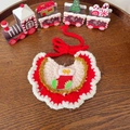 Detalle de un babero navideño de punto rojo y blanco para mascotas con bordado festivo - Talla única / Babero Rojo Calcetín Navidad